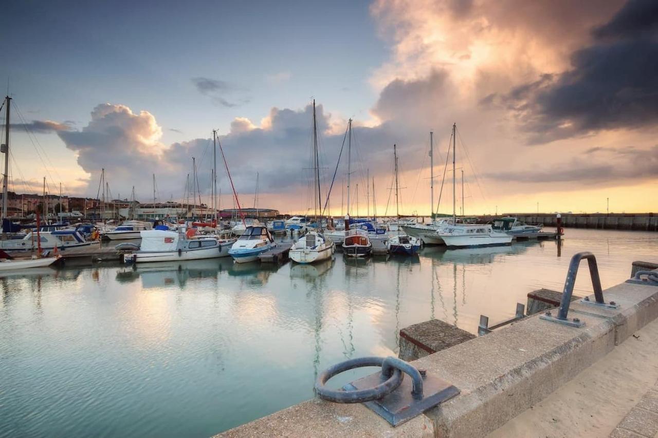 Arden Villa, Sleeps 8, Moments From The Golden Sandy Beach Of Ryde 赖德 外观 照片